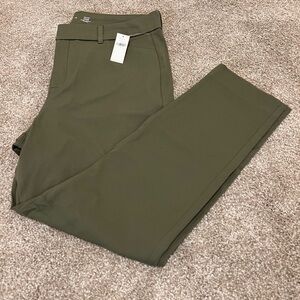 NWT - Old Navy Pixie Pant - Size 14 - Color Olive - Ankle Pant